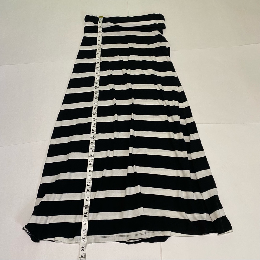 ⭐️ Forever 21 Black and White Maxi A-line Skirt - Picture 4 of 6